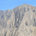 Relieve de “hogbacks” en calizas cámbricas de la Fm. La Laja. Cerro Juan Pobre, Quebrada de Zonda, Precordillera Oriental (Foto: Pablo Blanc).