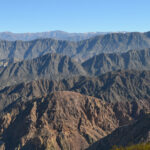 Los cordones montañosos de la sierra de La Dehesa (Precordillera Central). Al fondo, las cumbres de la sierra del Tontal (Precordillera Occidental) (Foto: Pablo Blanc).