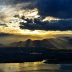 Atardecer desde la sierra de Marquesado (Precordillera Oriental). Embalse de Ullum, valle de Ullum-Zonda, y al fondo Precordillera Central (Foto: Pablo Blanc).