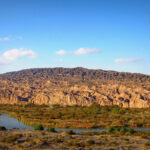Río San Juan y relieve de Huayquerías (badlands) en depósitos sinorogénicos miocenos. Loma de Las Tapias, Precordillera Oriental (Foto: Pablo Blanc).
