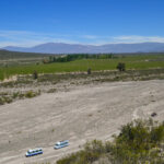 Nogales sobre la ubicación de un antiguo asentamiento huarpe e incaico, en el valle del río del Agua, localidad de Pedernal, visitados durante la III Reunión de Campo de la AACyG, octubre de 2016 (Foto: Pablo Blanc).
