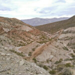 Afloramientos Neógenos, Cerro Blanco de Zonda. Precordillera Central. Al fondo, Sierra Chica de Zonda (Foto: M. Romina Onorato).