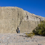 Falla que afecta enteramente a depósitos cuaternarios del Pleistoceno y Holoceno. Flanco oriental del anticlinal de Loma Negra, Precordillera Central (Foto: Flavia Tejada).
