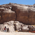 Rocas aborregadas y estriadas por la acción glacial en la Quebrada de Agua Negra, Cordillera Frontal (Foto. L. Perucca).