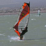 Práctica de windsurf en Embalse Cuesta del Viento. Rodeo-Iglesia (Foto: Nicolás Vargas).