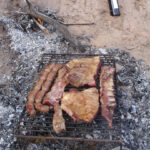 Asado y buen vino después de las actividades de campo. Estancia Acequión, Precordillera Oriental (Foto: Nicolás Vargas).