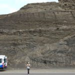 Falla normal en depósitos finos mesozoicos de la cuenca Ischigualasto en la Ruta Nacional 150 (Foto: L. Perucca).
