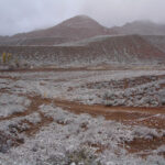 Nevada invernal en la Margen derecha del Río Montaña-de Los Pozos. Escarpa de falla Corrimiento Las Higueras. Pedernal (Foto. L. Perucca).
